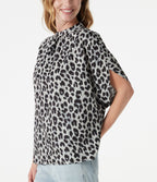 Blouse esprit bureau imprimé léopard à col montant, manches chauve-souris et lien au dos