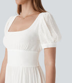Robe longue de villégiature fluide à col carré, manches bouffantes, laçage et taille cintrée