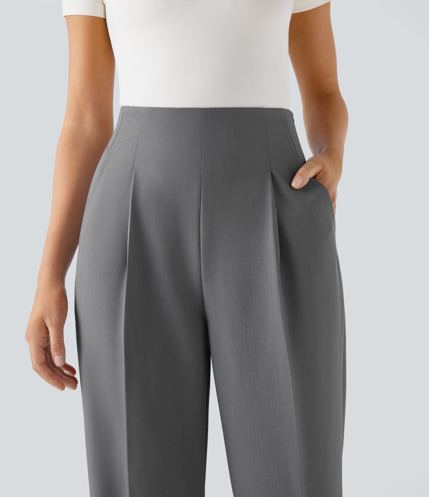 Pantalon tailleur taille haute froncé coupe fuselée avec poches et fermeture éclair invisible sur le côté