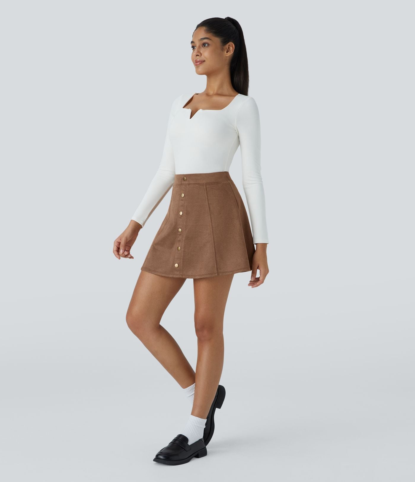 Jupe-short décontractée 2-en-1 en suédine taille haute, boutons décoratifs et coupe évasée
