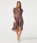 Robe casual midi col V à manches courtes à pois avec ourlet à volants