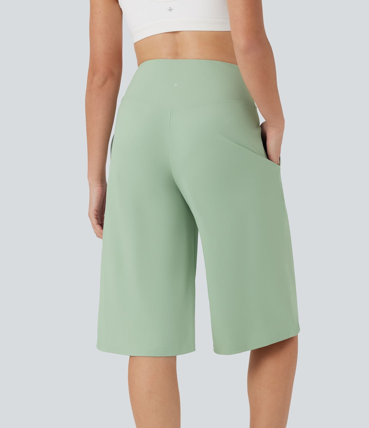 Pantacourt de yoga Cool Touch Softlyzero™ aérien à taille haute croisée, jambe large et poches