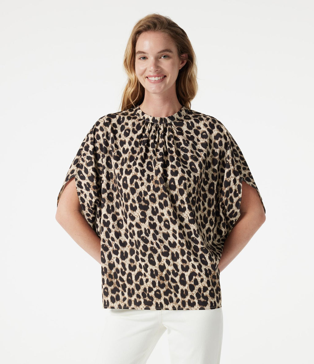 Blouse esprit bureau imprimé léopard à col montant, manches chauve-souris et lien au dos