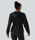 Veste de sport à capuche avec mesh contrasté, cordon de serrage et poches