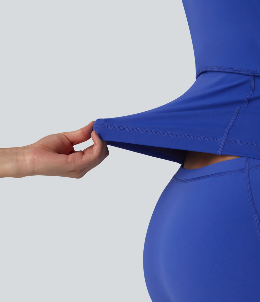 Robe de yoga courte 2-en-1 SoftlyZero™ Plush col V avec brassière intégrée, liens latéraux et poches – Édition Easy Peasy