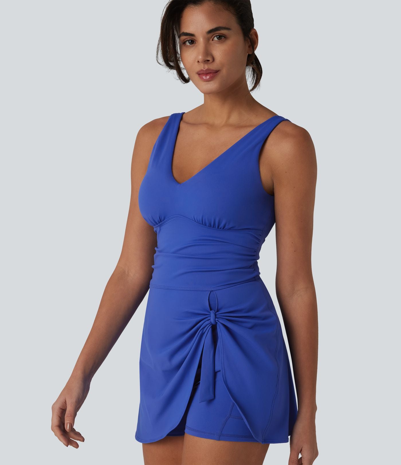 Robe de yoga courte 2-en-1 SoftlyZero™ Plush col V avec brassière intégrée, liens latéraux et poches – Édition Easy Peasy