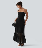 Robe longue fluide mesh contrastant avec volants à l'ourlet et coussinets fixes
