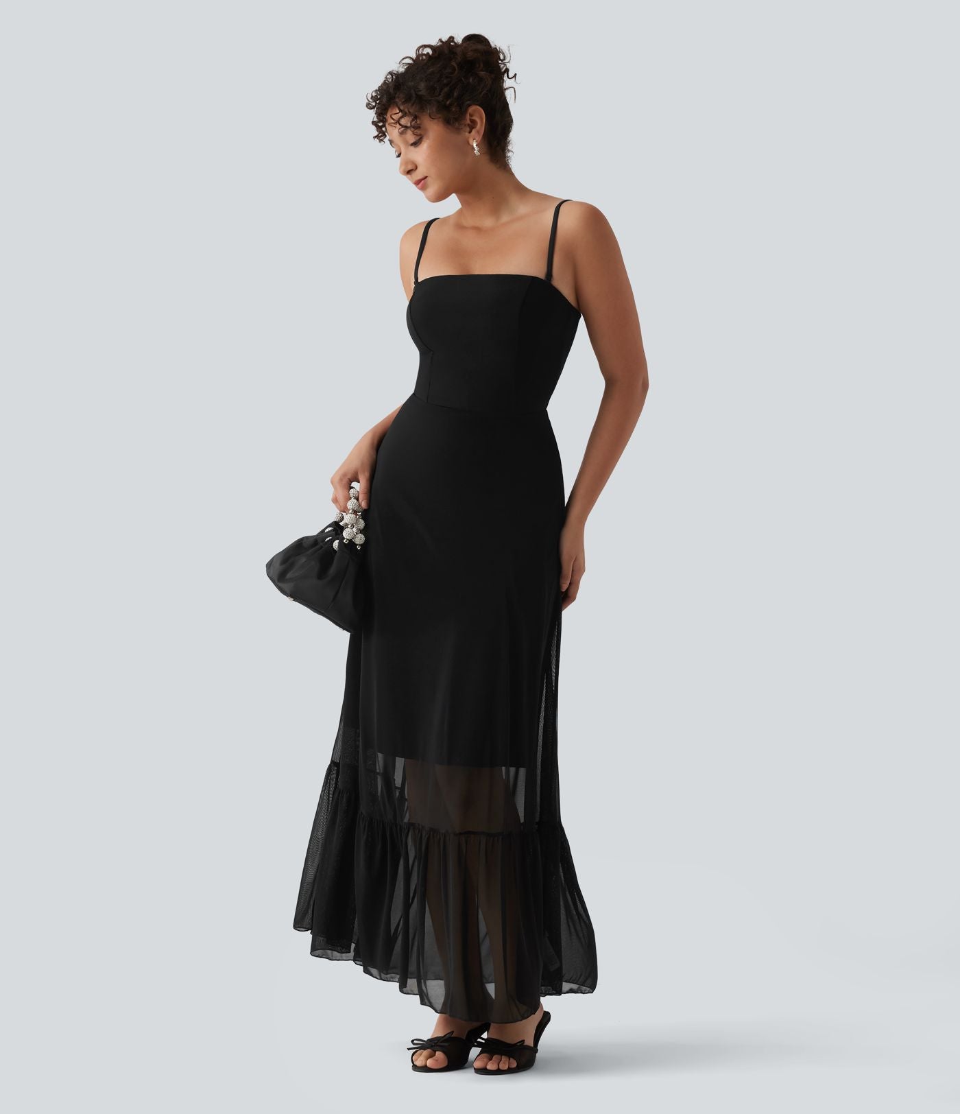 Robe longue fluide mesh contrastant avec volants à l'ourlet et coussinets fixes