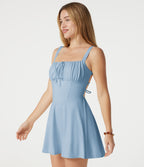 Robe mini fluide de vacances dos nu col carré sans manches froncée à bretelles croisées et brassière intégrée