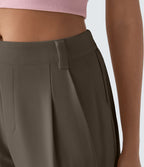 Pantalon tailleur ample, taille moyenne, coupe barrel, à poches