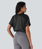Body tailleur satiné à col V croisé, manches chauve-souris et boutons-pression