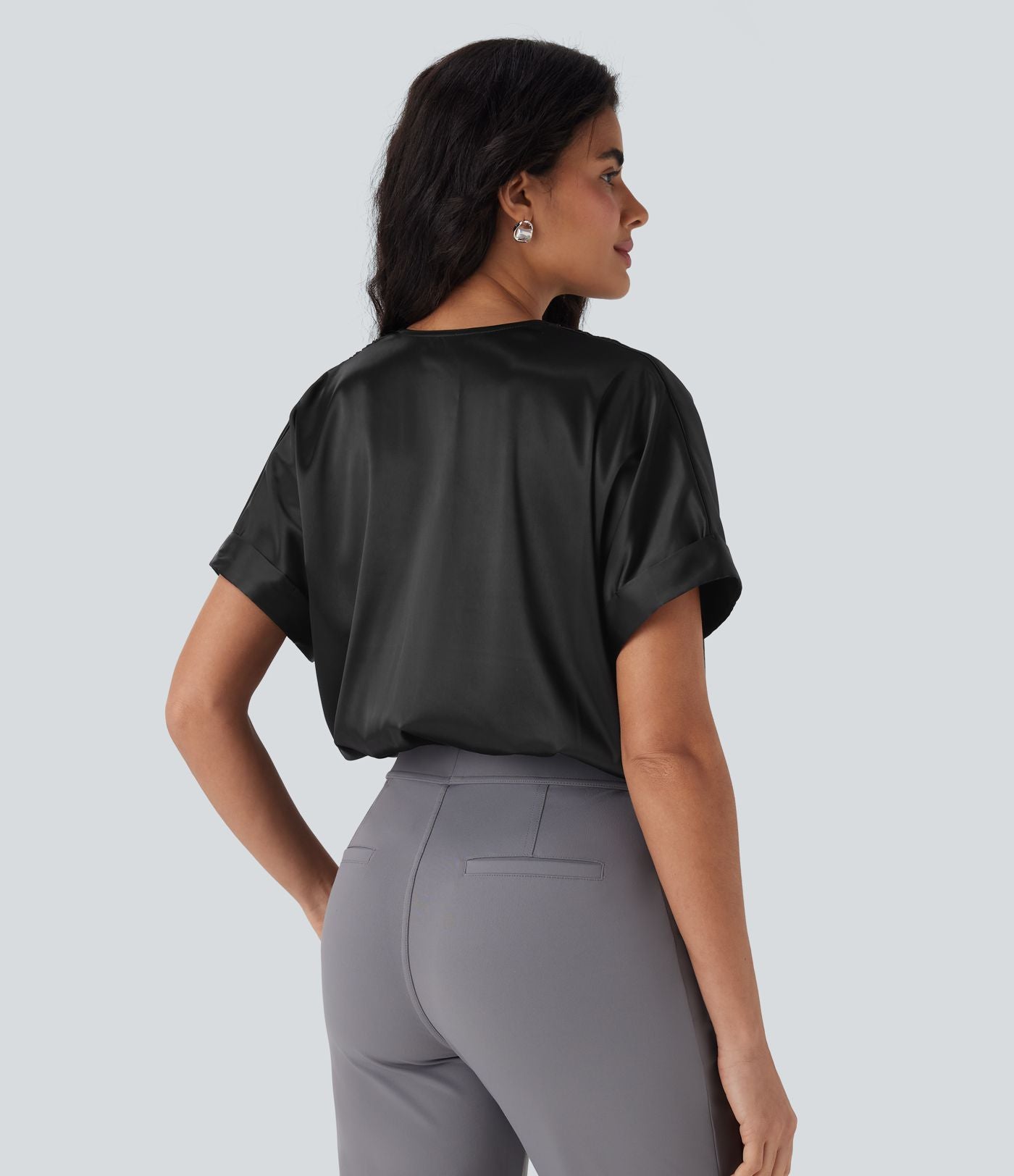 Body tailleur satiné à col V croisé, manches chauve-souris et boutons-pression