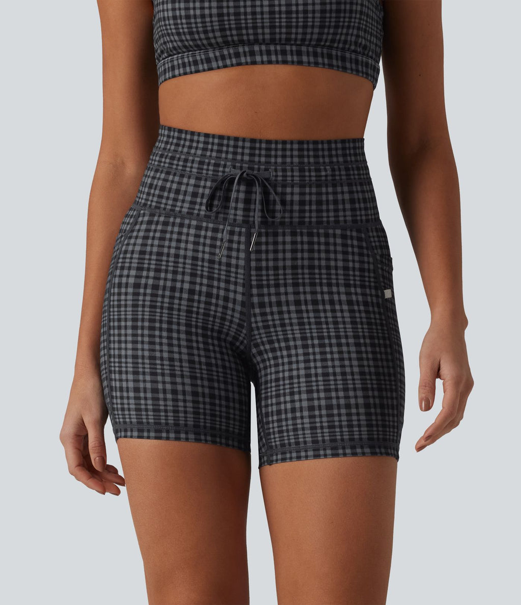 Halara UltraSculpt™ Short de cycliste yoga à carreaux taille haute 12,5 cm avec cordon de serrage et poches