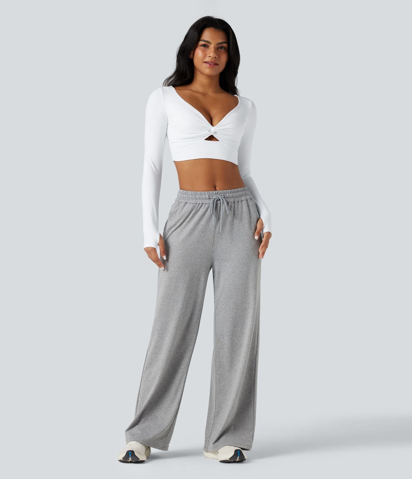 Haut de sport yoga SoftlyZero™ Airy court col V découpes torsadé effet frais InstantCool manches longues avec passe-pouces, protection solaire UPF50+