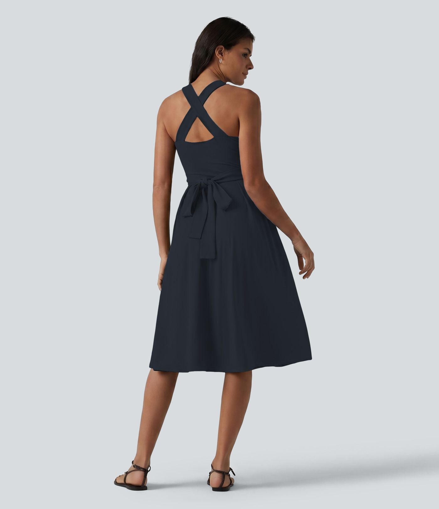 Robe midi fluide sans manches décolleté cœur avec bretelles croisées, nœud dans le dos et poches