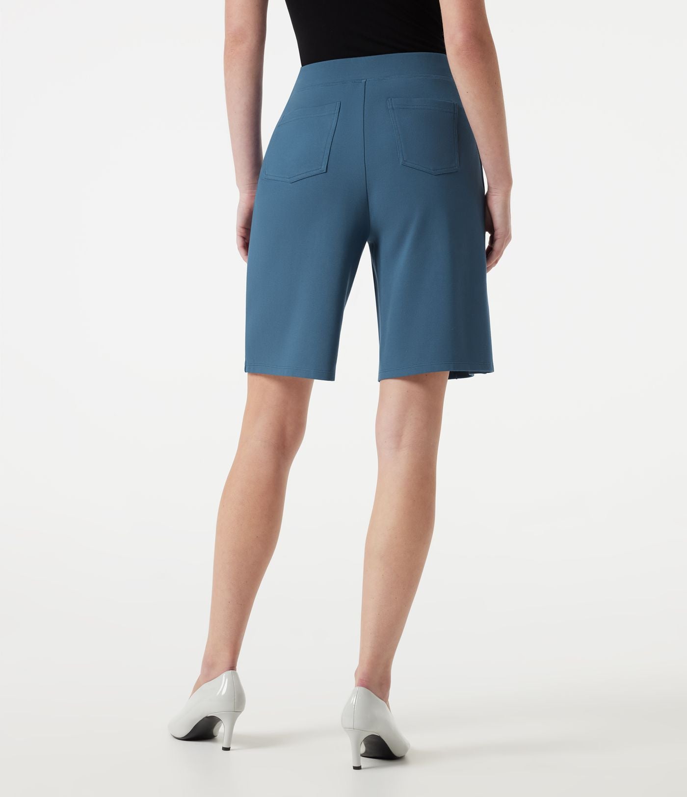 Short tailleur baggy taille haute avec boutons décoratifs et poches