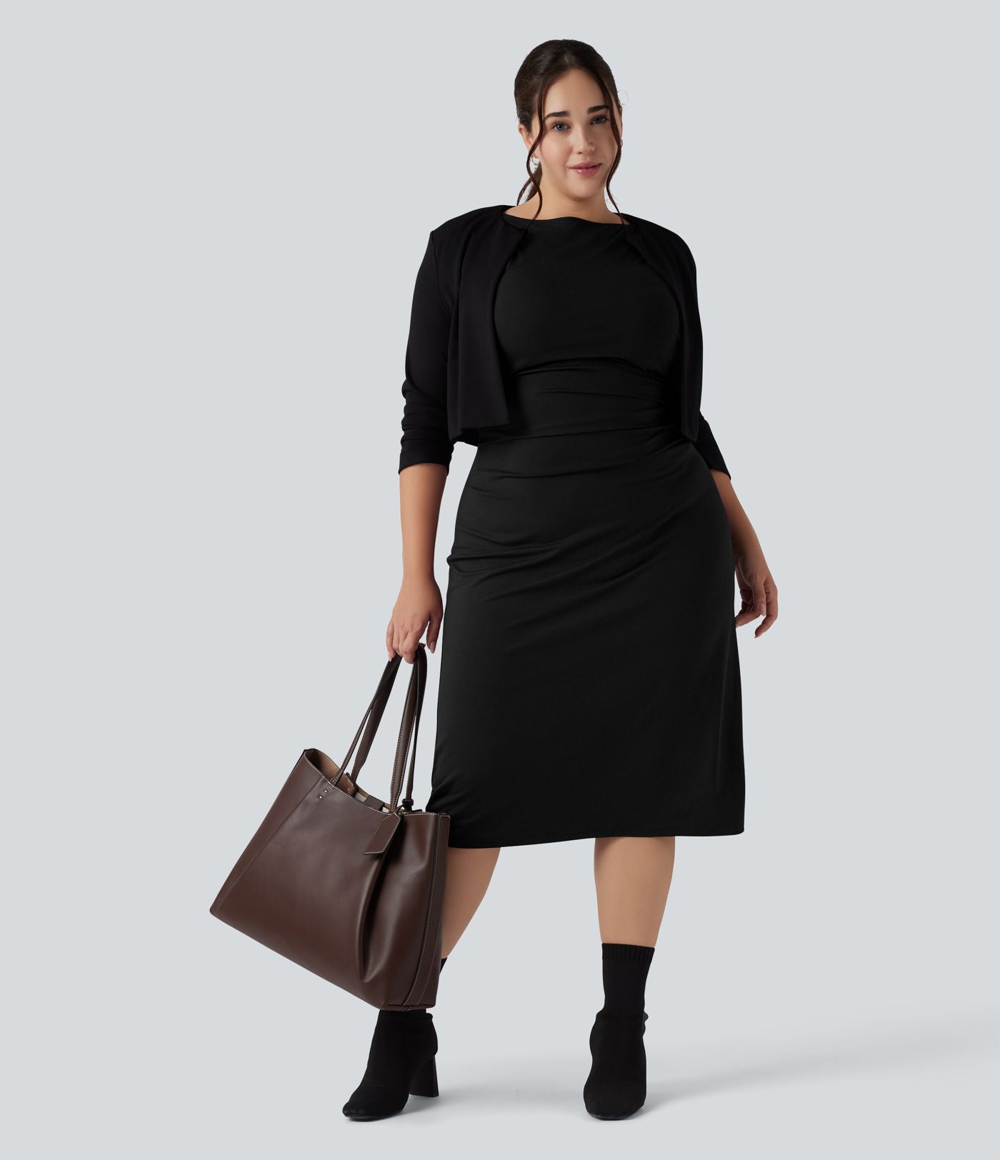 Robe midi grande taille moulante froncée à manches courtes avec fente pour le travail