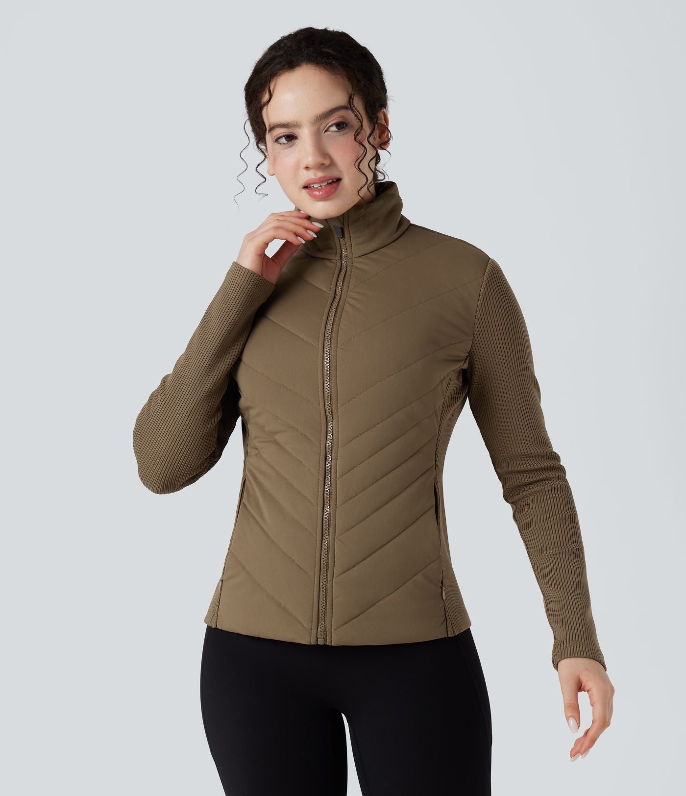 Veste matelassée décontractée à col montant et coupe ajustée, côtelée et contrastée, avec poches