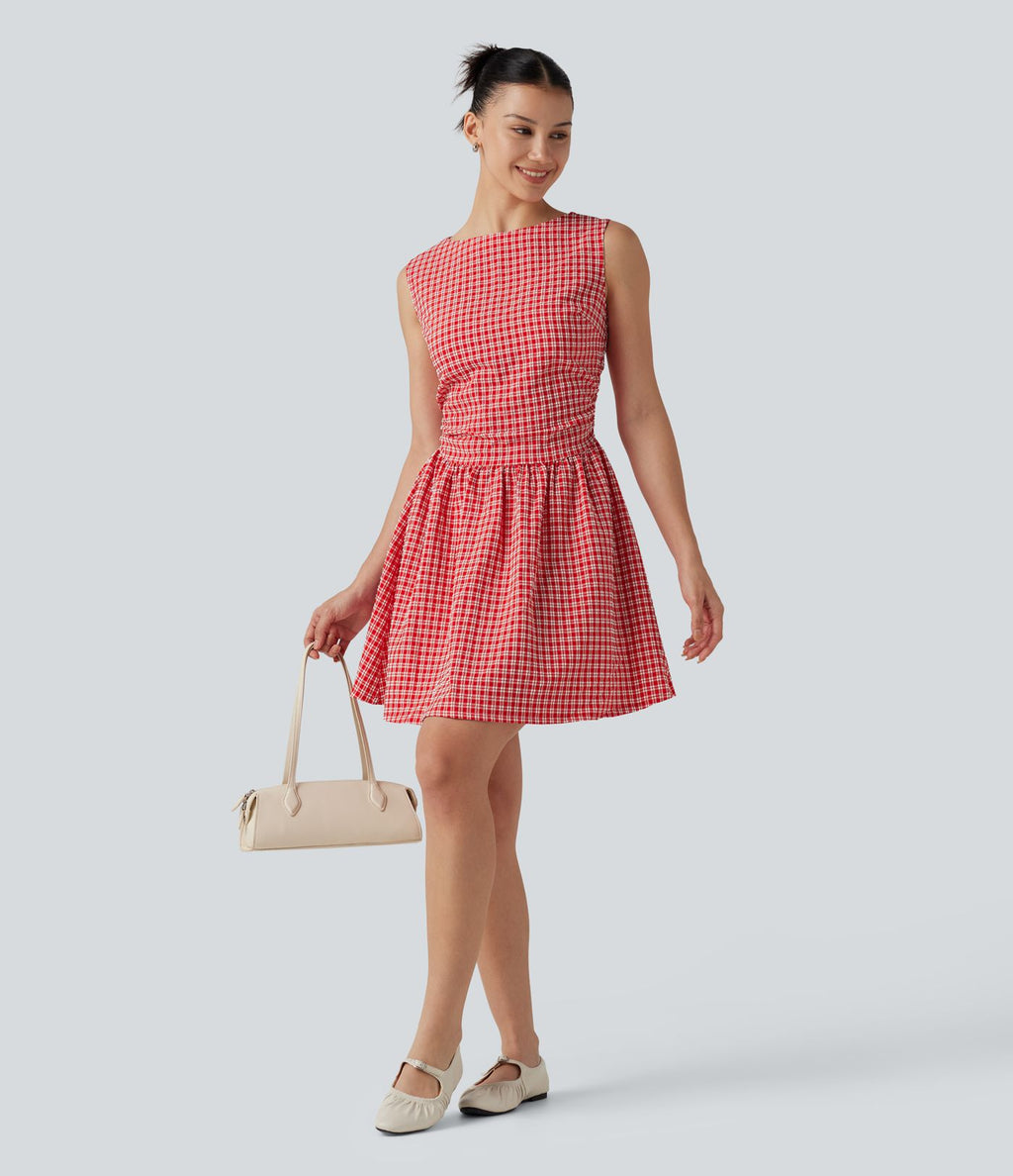 Robe mini trapèze vichy sans manches à col bateau, détails froncés, fermeture invisible et poches