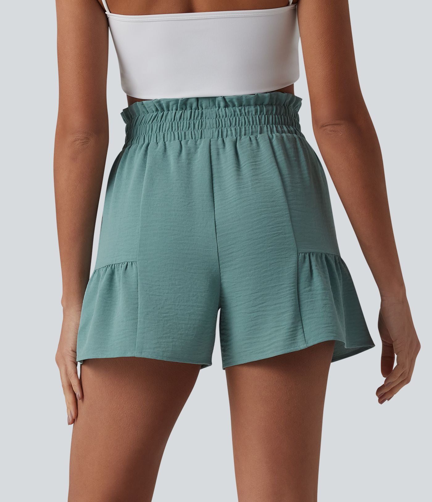 Short resort large aspect lin taille haute froncée avec nœud frontal, ourlet volanté et poches