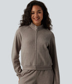 Veste casual côtelée à col montant, manches longues et fermeture zippée avec poches