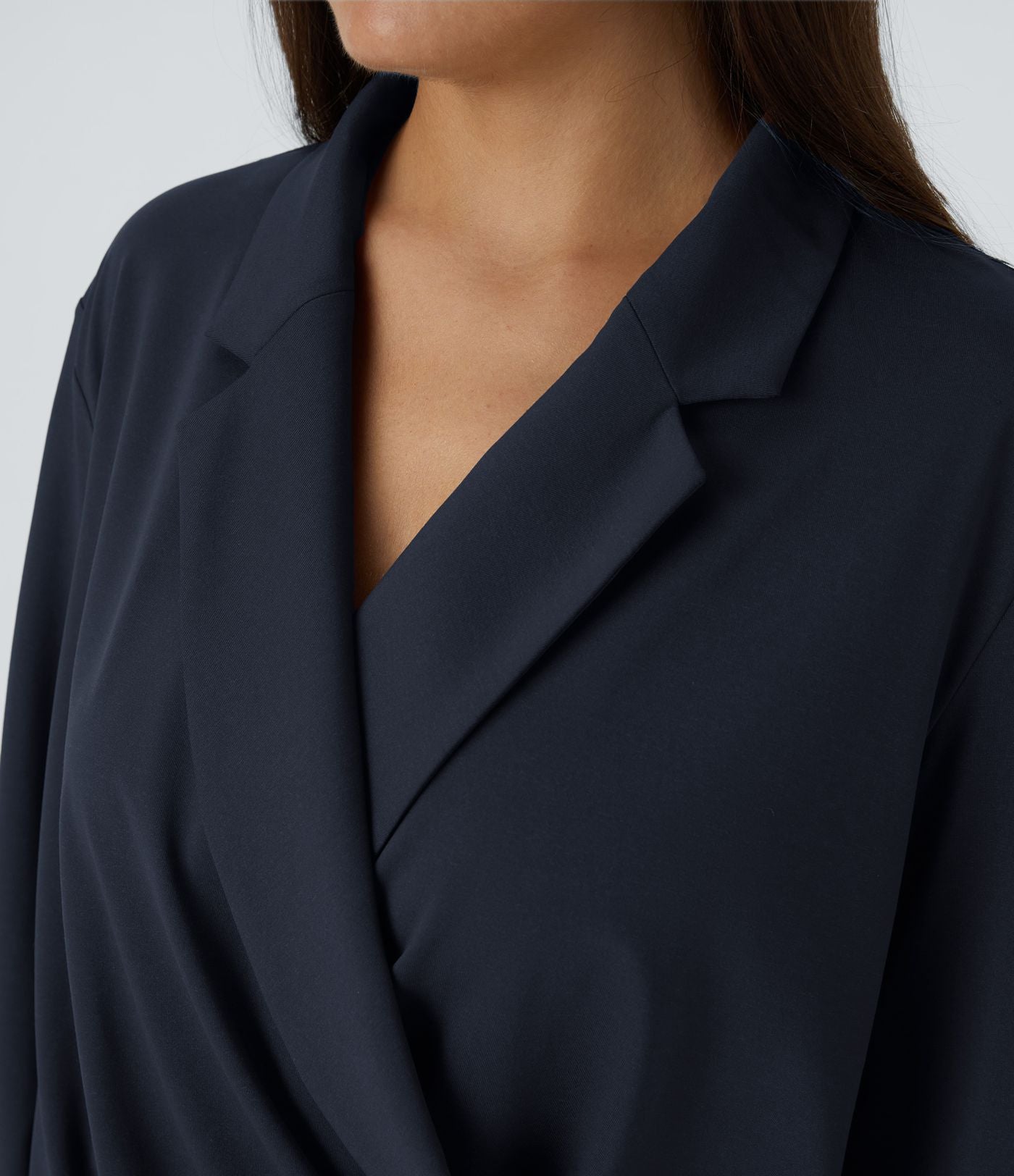 Chemise de travail à col cranté, coupe croisée et manches longues