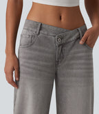 Halara Flex™ Jean large asymétrique taille basse avec bouton, fermeture éclair et poches multiples, délavé et extensible en maille