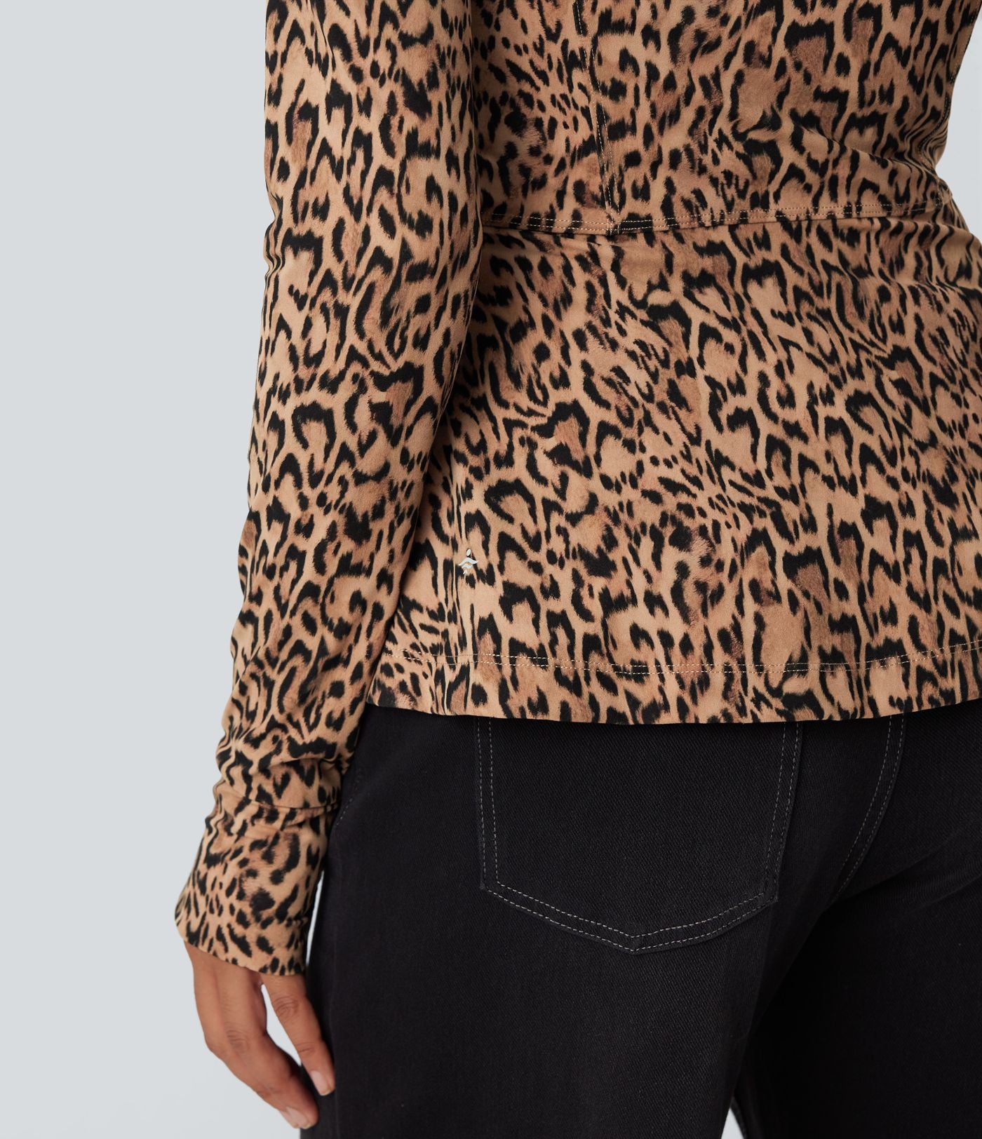 Veste décontractée Halara UltraSculpt™ imprimé léopard col montant manches longues avec trous pour pouces et poches