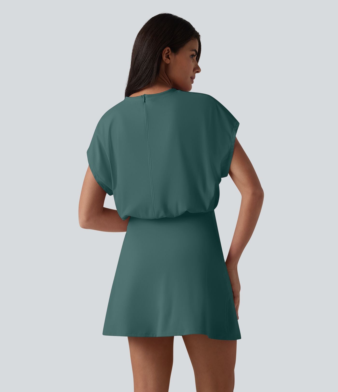 Robe de sport mini de yoga SoftlyZero™ Airy 2-en-1 effet frais InstantCool col rond à manches courtes, demi-zip et poches, accès facile Easy Peasy