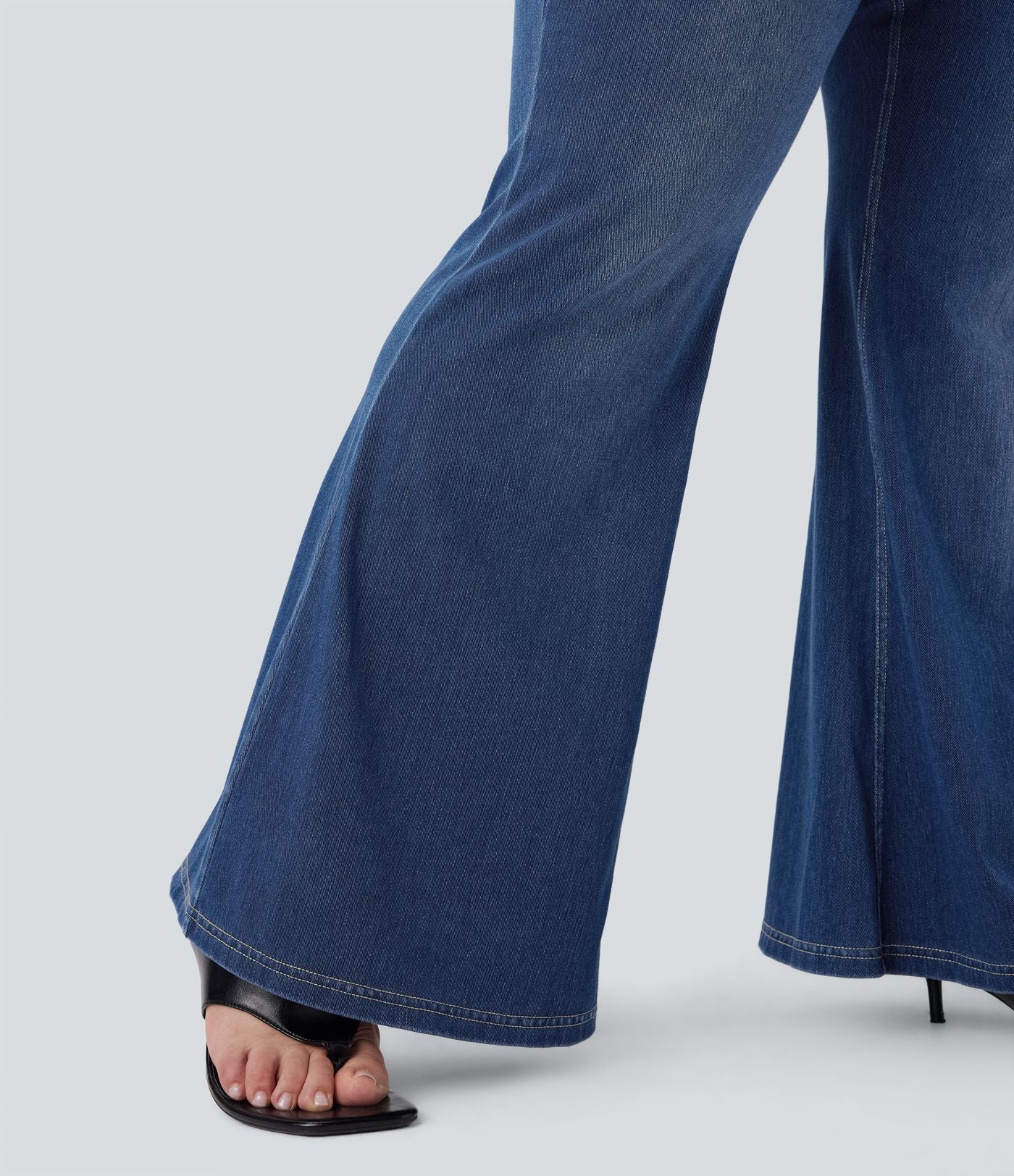 Jean évasé décontracté Halara Flex™ grande taille croisé taille haute en maille extensible délavée avec multiples poches