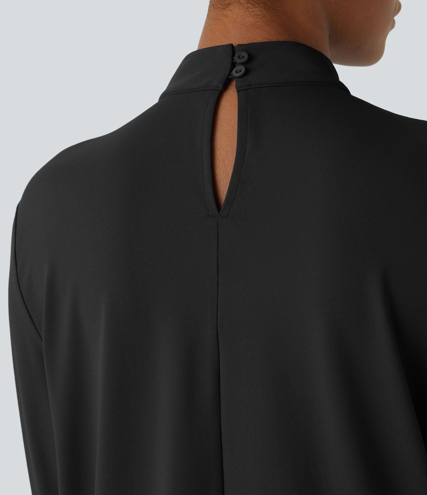 Blouse de travail à col montant, plis, boutons au dos et manches longues