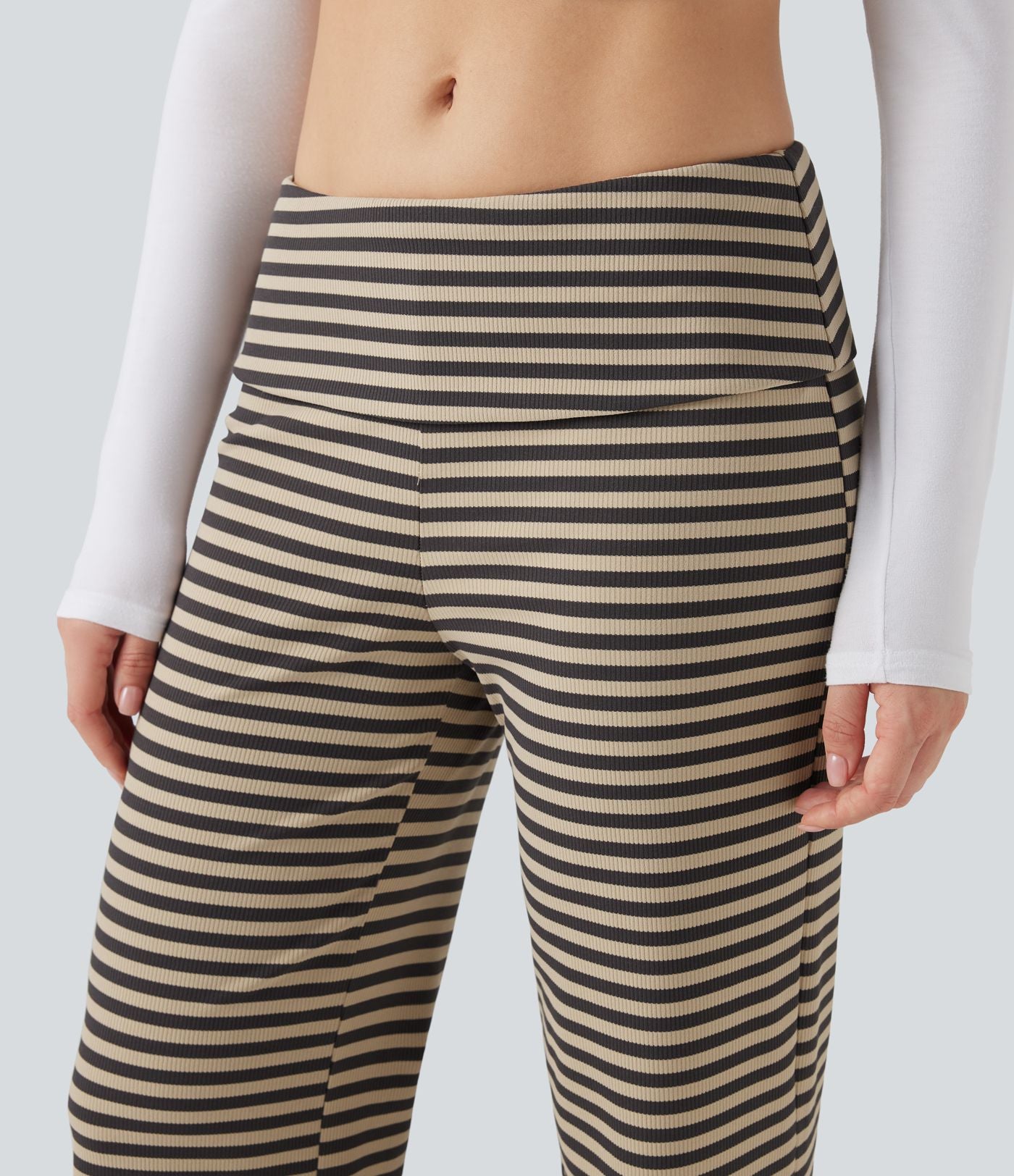 Pantalon évasé rayé taille basse à rabat