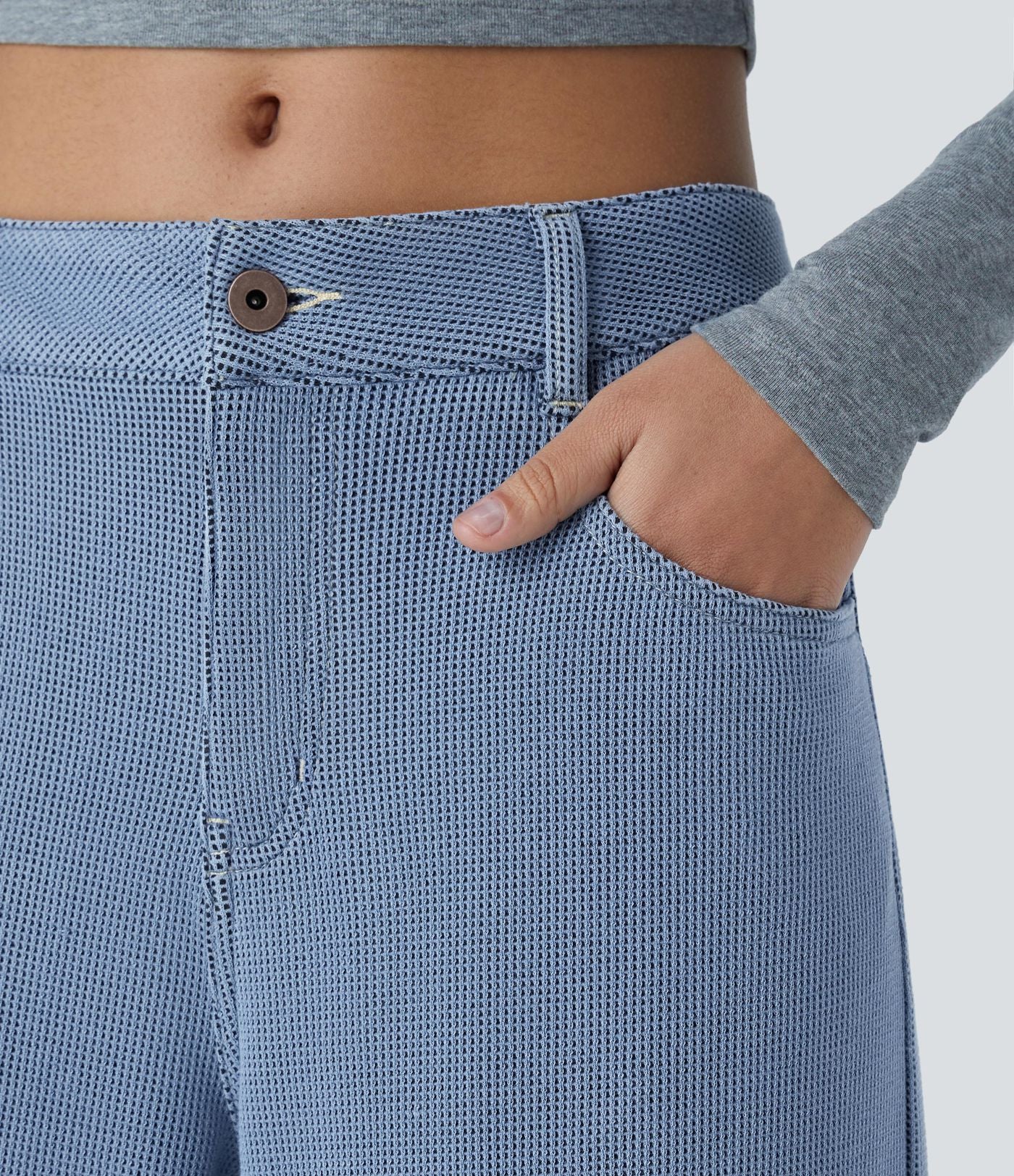 Jean décontracté taille basse en maille gaufrée extensible, jambe large avec poches multiples et fermeture zippée