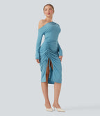 Robe moulante mi-longue une épaule manches longues froncée avec fente