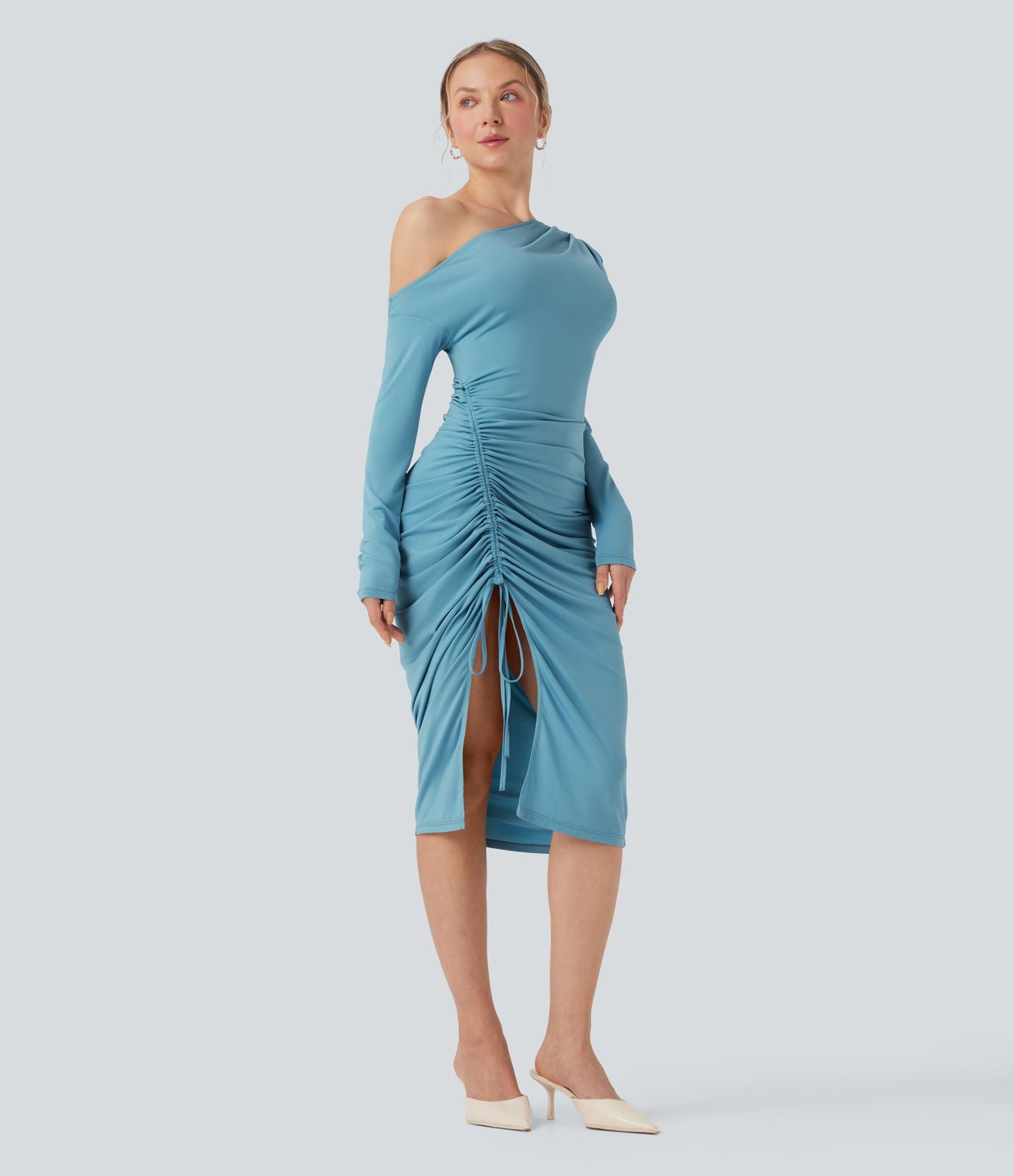 Robe moulante mi-longue une épaule manches longues froncée avec fente