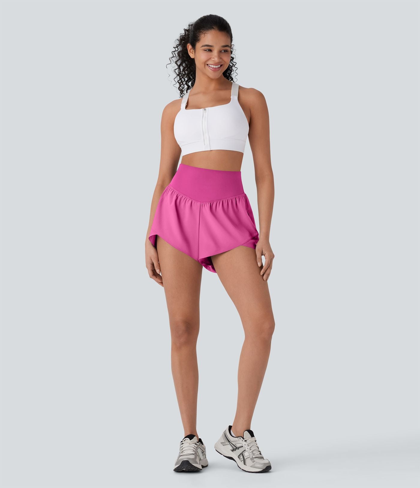 Breezeful™ Short yoga taille haute avec poche arrière ourlet croisé séchage rapide