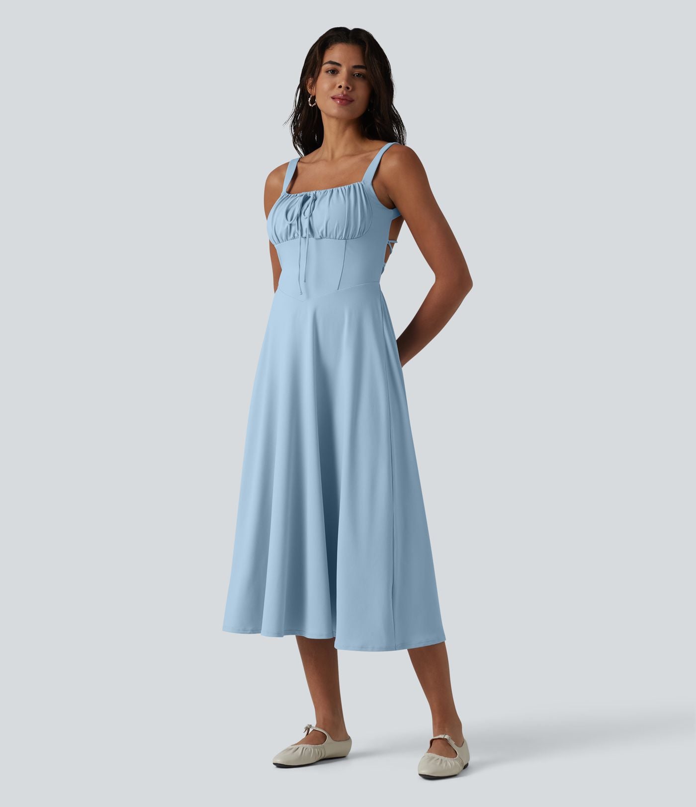 Robe fluide midi de villégiature sans manches, encolure carrée, dos nu croisé, fronces et soutien-gorge intégré
