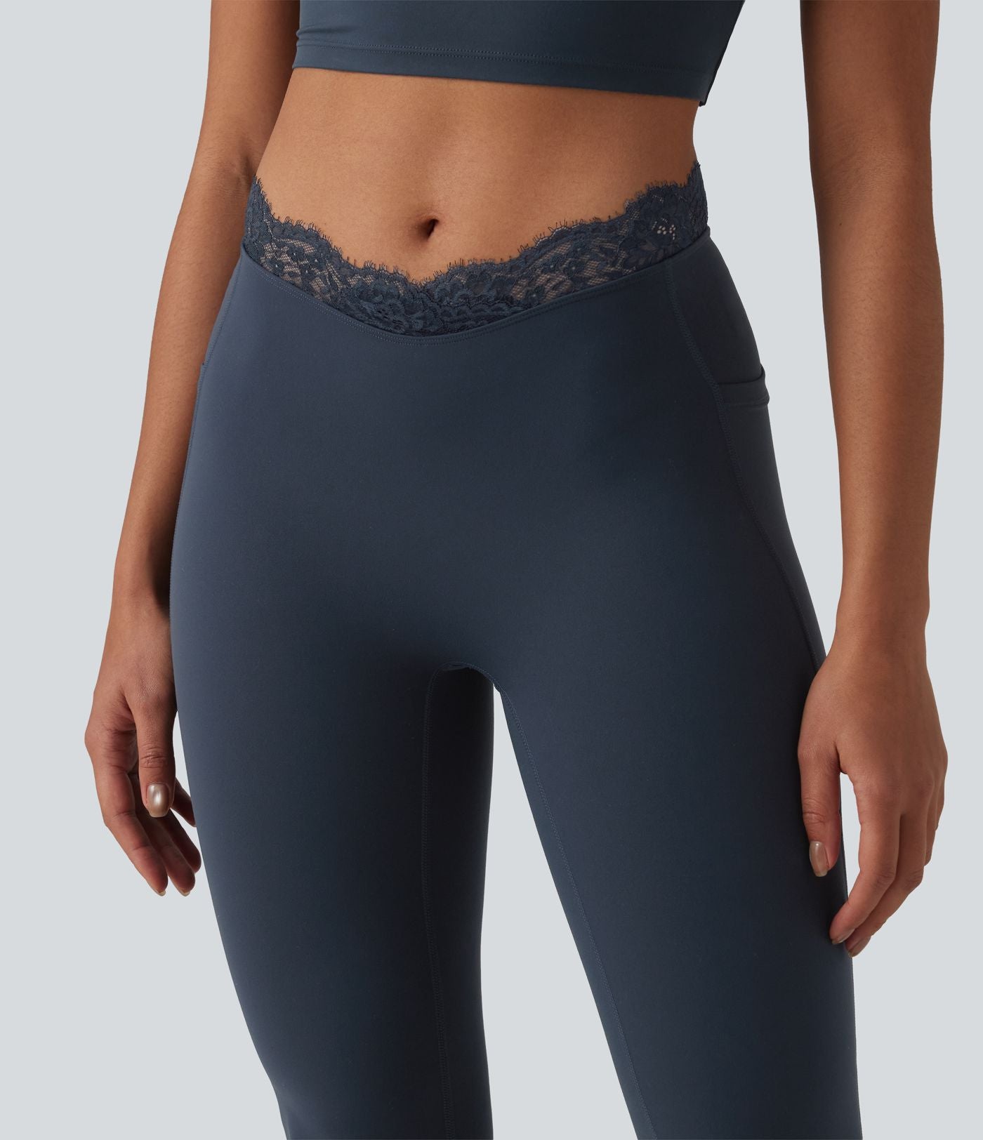 Halara UltraSculpt™ Legging évasé de yoga taille haute en V avec dentelle contrastée et poches
