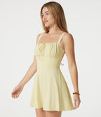 Robe mini fluide de vacances dos nu col carré sans manches froncée à bretelles croisées et brassière intégrée