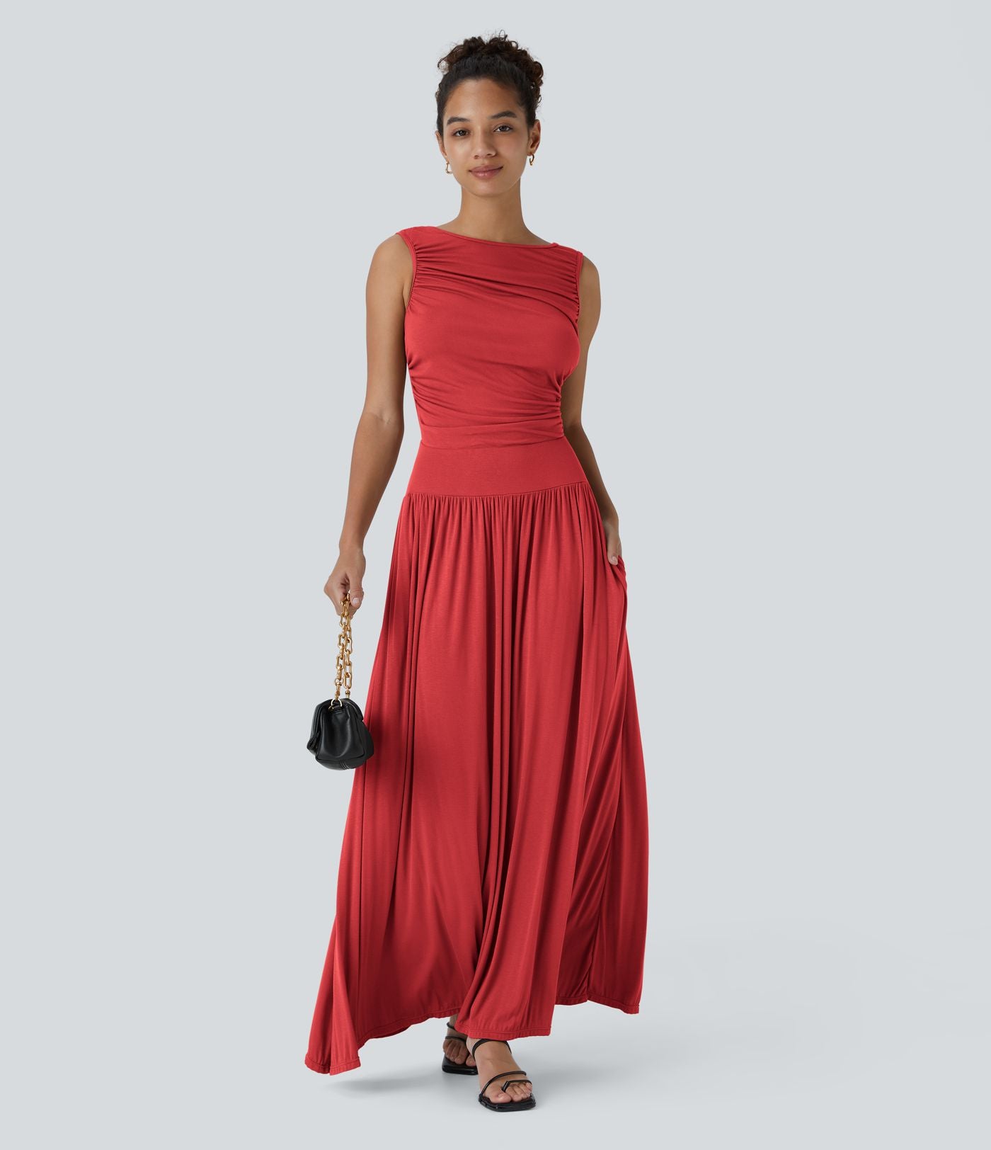 Robe longue à encolure bateau, bretelles asymétriques, côtés froncés et poches