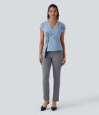 Blouse portefeuille à col en V, manches courtes et fronces pour le bureau