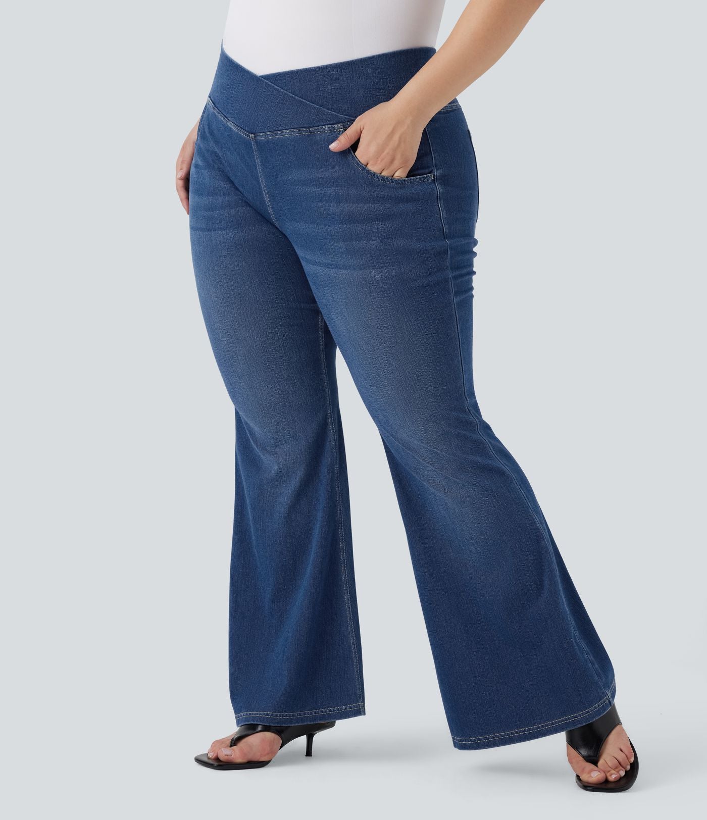 Jean évasé décontracté Halara Flex™ grande taille croisé taille haute en maille extensible délavée avec multiples poches