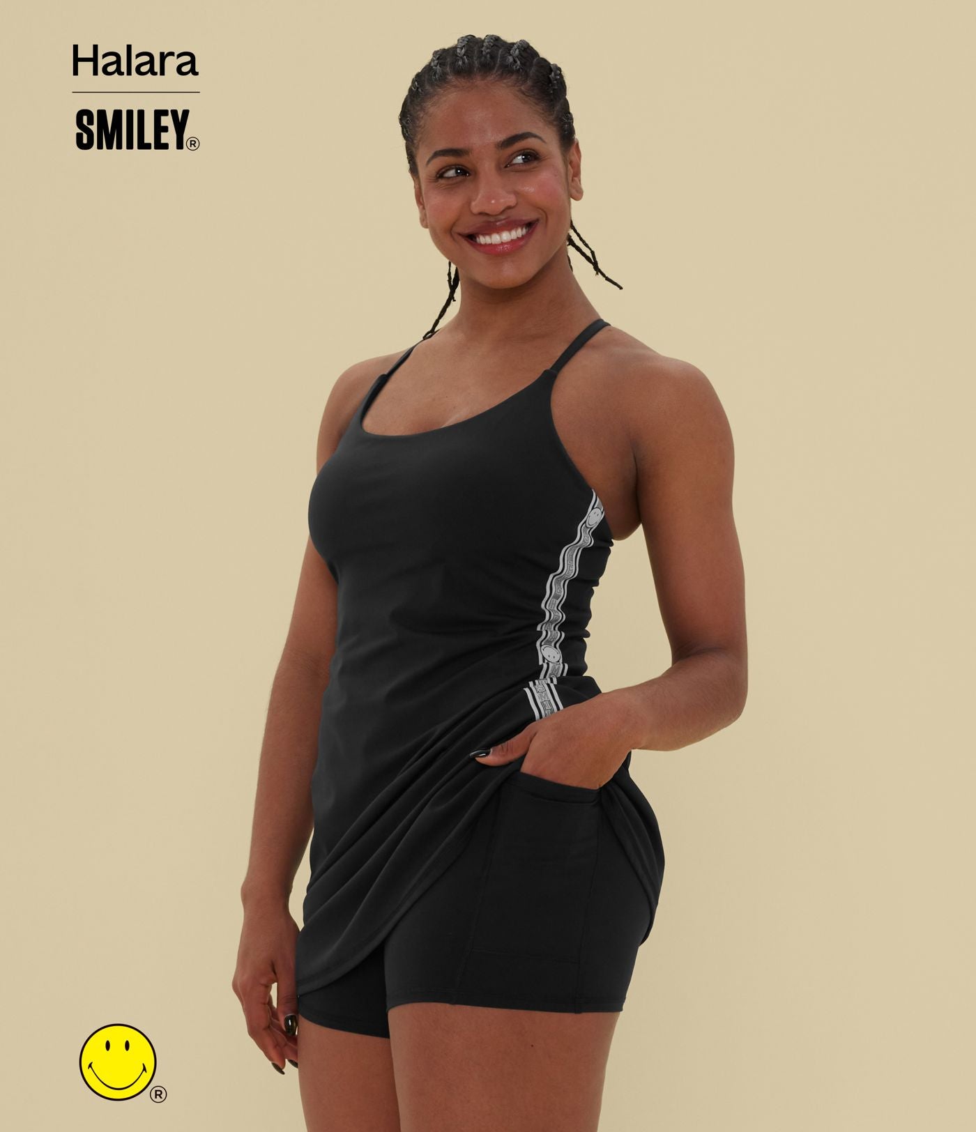 Robe sport mini dos ouvert Halara X Smiley® SoftlyZero™ Plush – Édition Easy Peasy