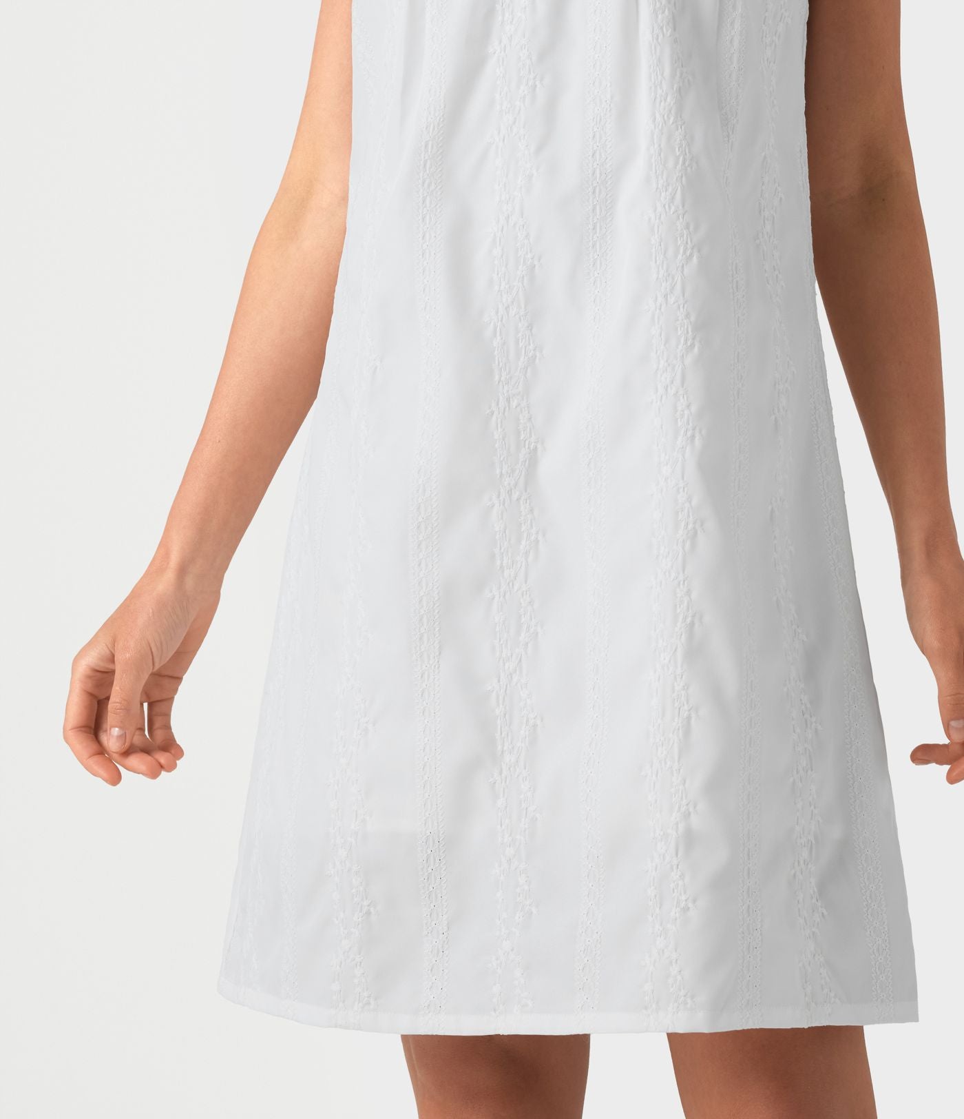 Robe mini sans manches à col rond brodée