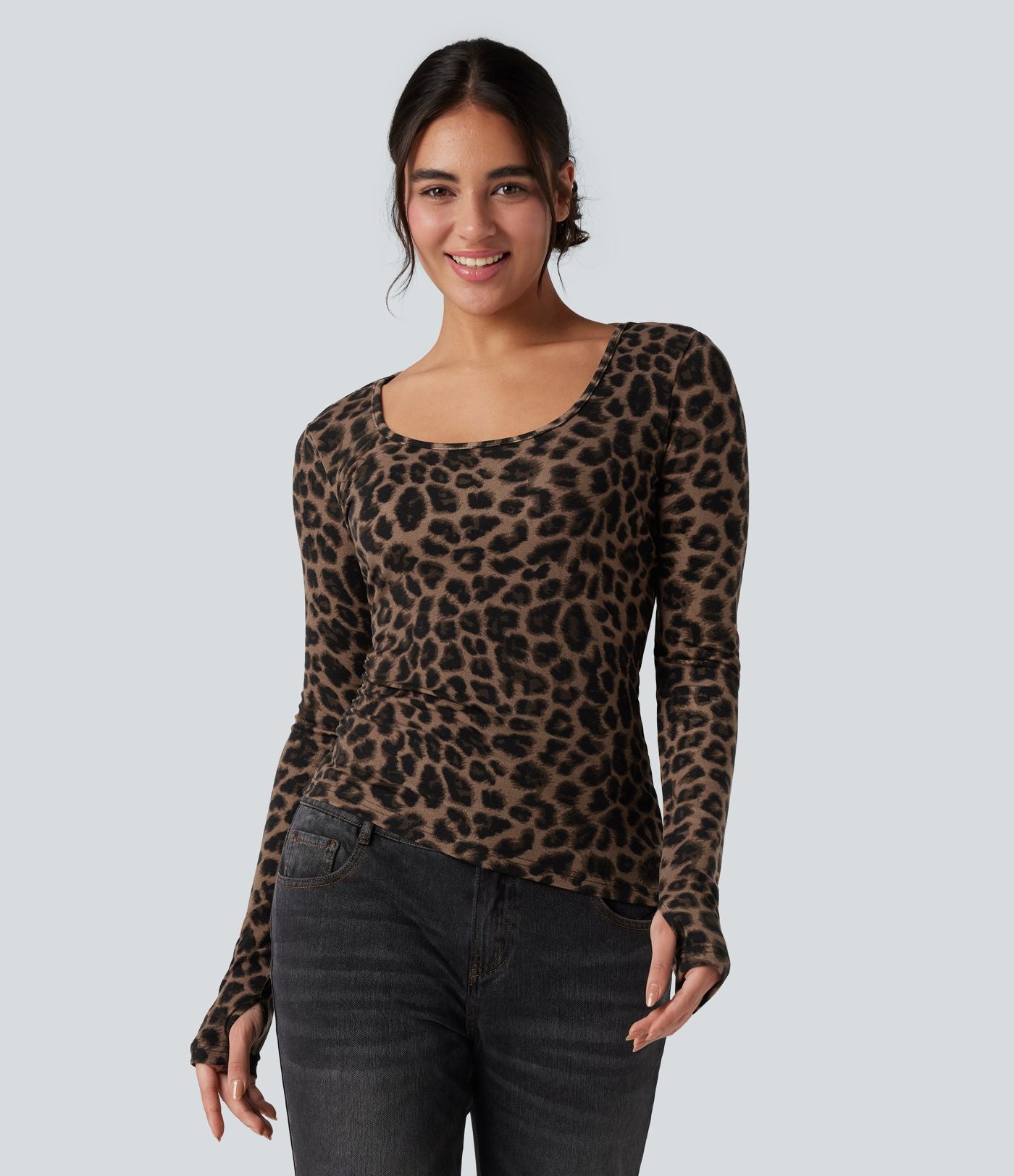 T-shirt imprimé léopard col échancré ourlet asymétrique manches longues avec trous pouces