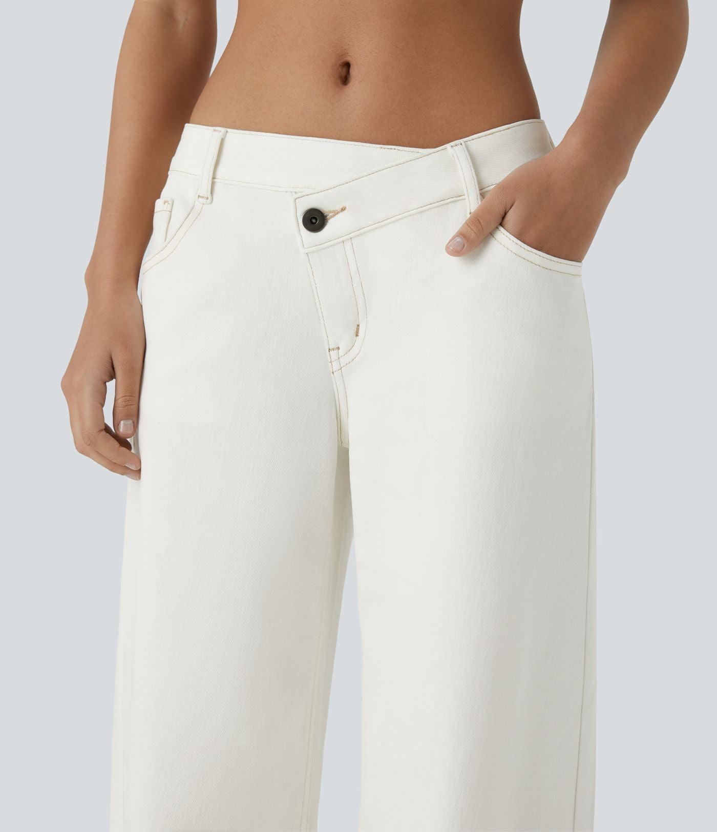Halara Flex™ Jean large asymétrique taille basse avec bouton, fermeture éclair et poches multiples, délavé et extensible en maille