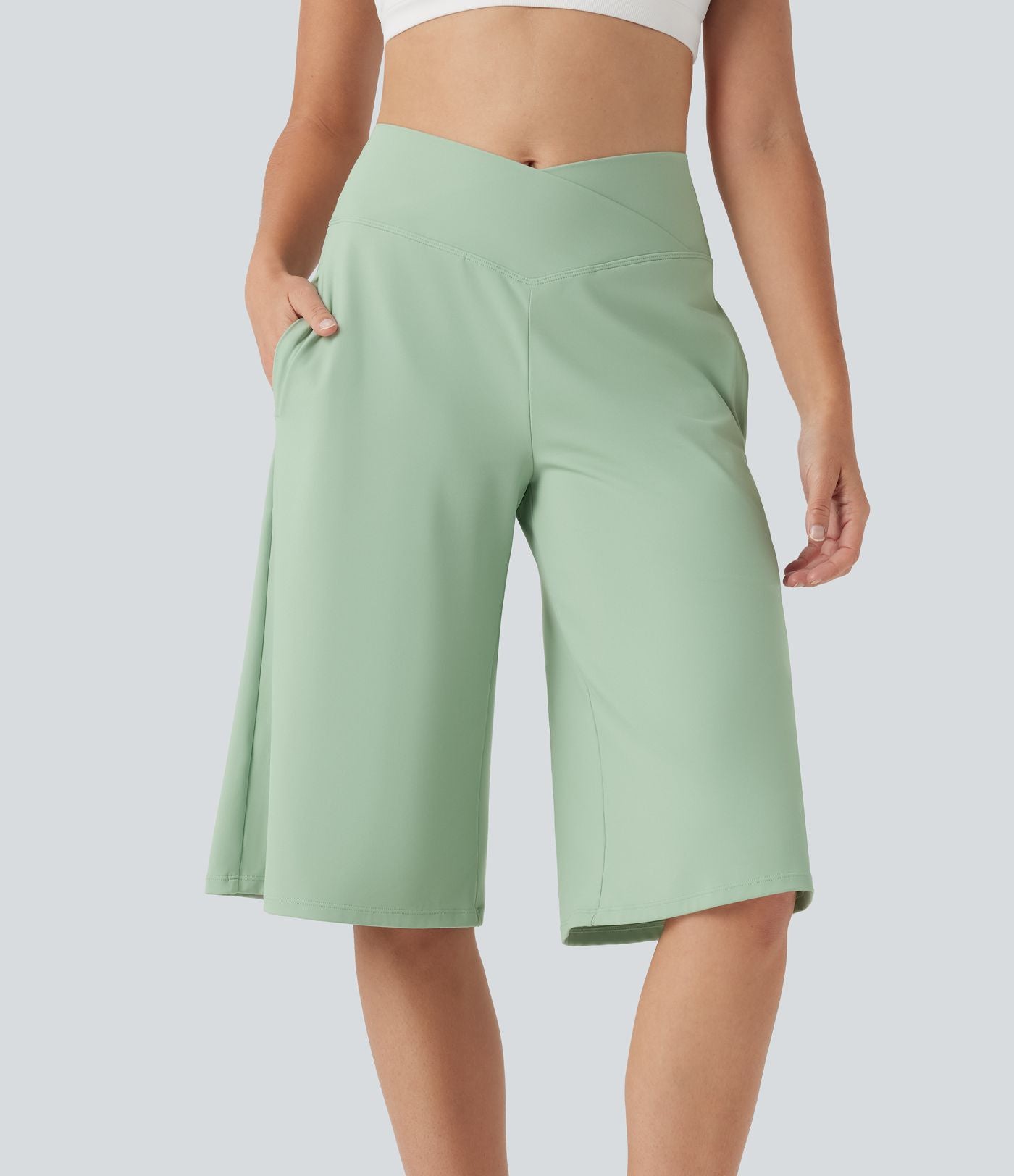 Pantacourt de yoga Cool Touch Softlyzero™ aérien à taille haute croisée, jambe large et poches
