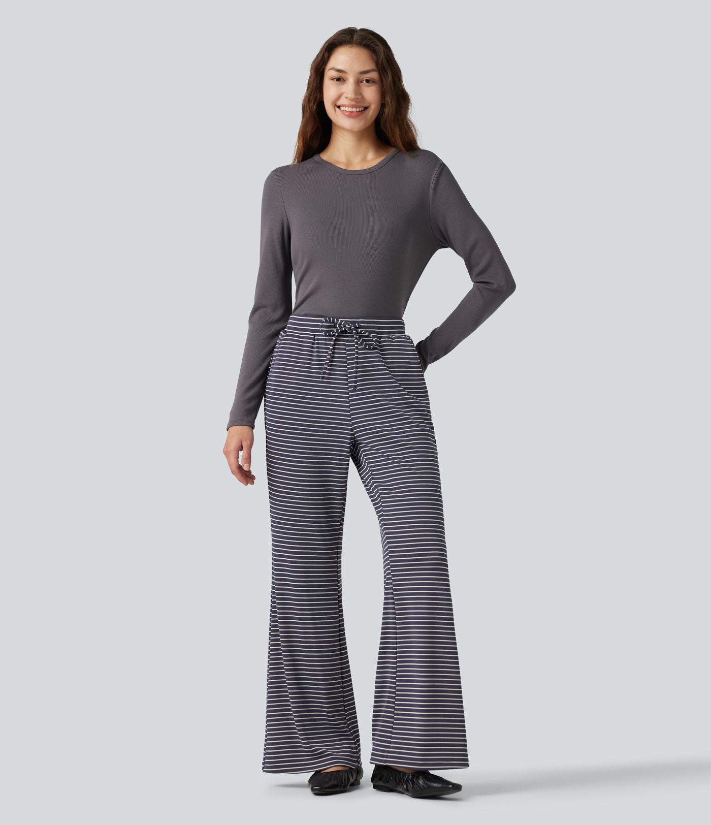 Pantalon décontracté à rayures en maille côtelée, taille mi-haute, cordon de serrage et coupe bootcut, avec poches