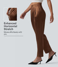Pantalon tailleur fuselé en satin taille haute avec poches