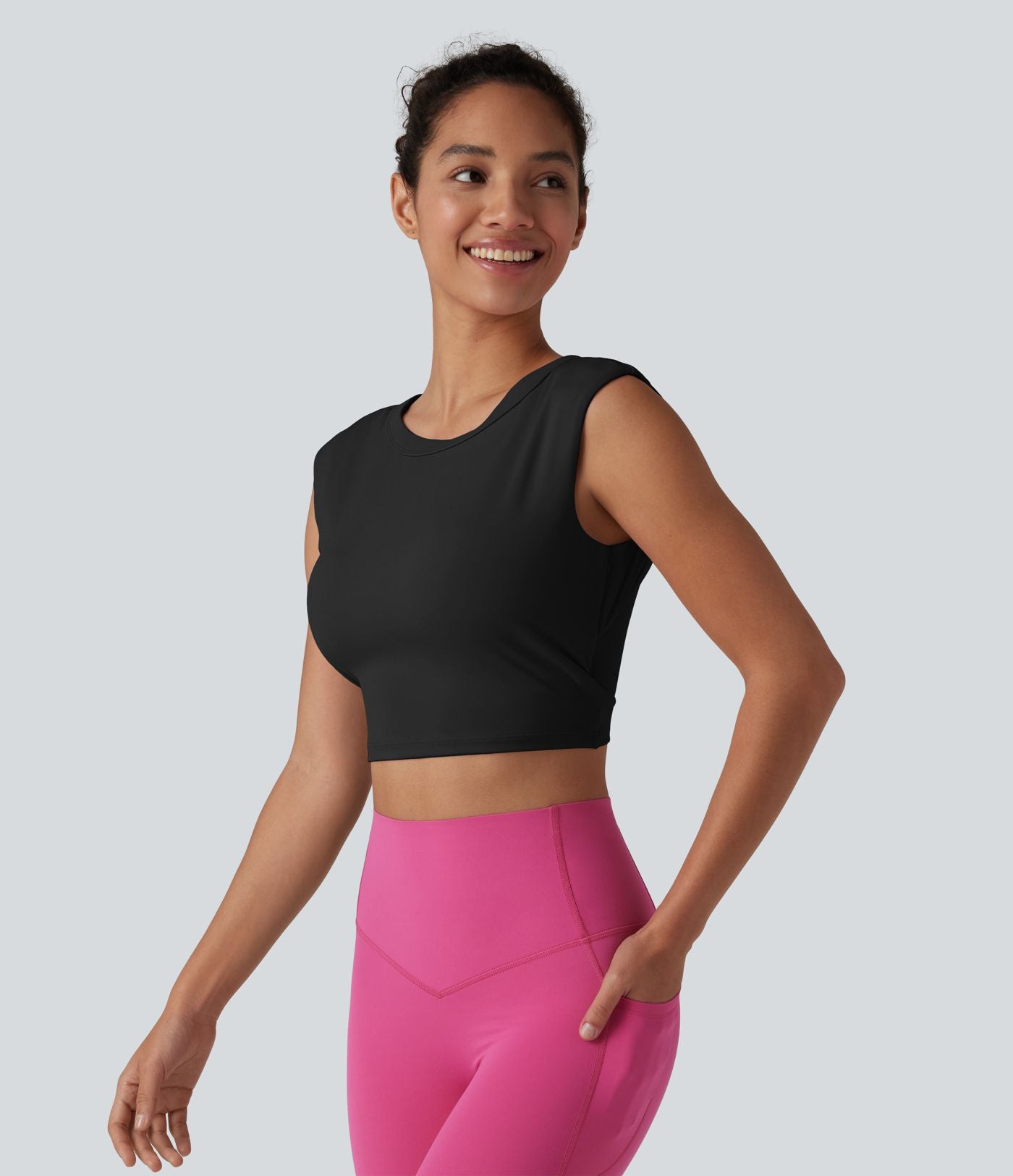 Haut de yoga court SoftlyZero™ léger à col rond et soutien-gorge intégré, sans manches et respirant.